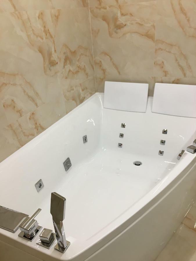 4-Room Jacuzzi Apartment 리비프 외부 사진